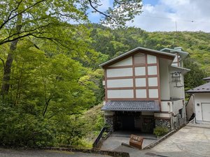 �ɂ��蓒�̏h�@�ԏ鉷��z�e���̎ʐ^