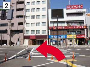 〈JR福井駅より徒歩ルート〉信号を渡り、左手にお進み下さいませ。