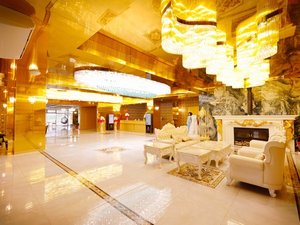 ■ロビー■シャンデリアの光が天井から降り注ぐ