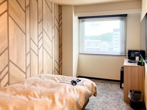シングルルーム面積11u。幅120cmのセミダブルベッド1台※2名様の場合は添い寝でのご利用になります。