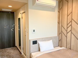 シングルルーム面積11u。幅120cmのセミダブルベッド1台※2名様の場合は添い寝でのご利用になります。