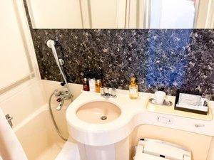 シングル、ツイン、トリプルのユニットバスルーム