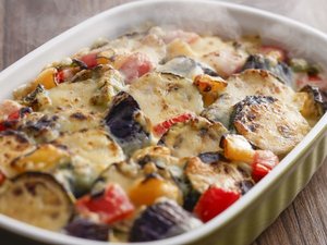 【夏メニュー】夏色野菜の濃厚ミートグラタン