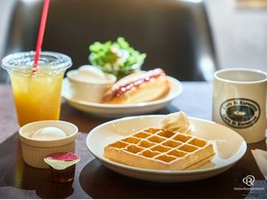 朝食は、館外にあるカフェにてご提供★3つのセットメニューから1つをお選びいただけます♪(ワッフル)