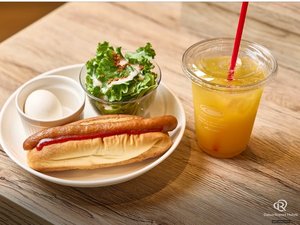 朝食は、館外にあるカフェにてご提供★3つのセットメニューから1つをお選びいただけます♪(ホットドッグ)