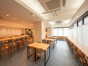 レストラン会場!お一人様でもお召しあがりやすい席になっております!