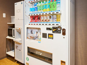 別館1F:自販機・製氷機・電子レンジをご用意しております!製氷機にはカップもございます!