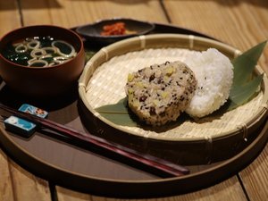 川崎名物「奈良茶おにぎり」と、名店「おつけもの慶」の話題のキムチを味わう、旨味あふれるこだわり朝食。