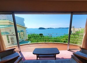 ロビーからも海を一望 篠島、伊勢、渥美半島を見下ろす絶景のロケーション