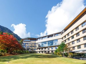 ホテル外観(秋)