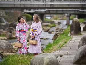 【色浴衣】目の前の河原をゆっくりとお散歩