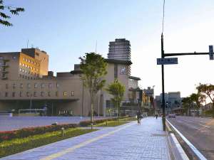 �y�z�e���O�ρz���[���̍L���H�B�w���炨�x�����ɐ^�������i�ނƃz�e�������̂悤�Ɍ����Ă��܂��B