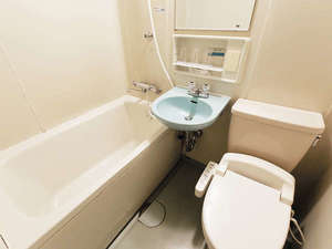 【シンプル・スタンダード/客室バスルーム】清潔感溢れるバスルーム。温水洗浄トイレ付