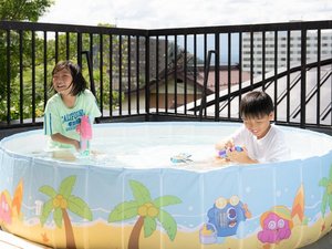 【屋外簡易プール(夏季限定)】チェックイン前の13:00からプールをお楽しみいただけます。