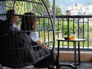 ロビーのハンギングチェアーでゆったりとしたひとときを♪