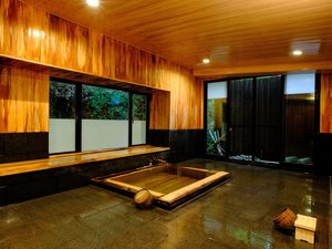 【特別室】源泉かけ流しの温泉風呂付き客室。〜檜風呂〜