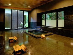 【特別室】源泉かけ流しの温泉風呂付き客室。〜岩風呂〜