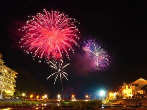 【三朝温泉 夏花火】2025年は7月28日〜8月1日、8月4日〜8日、18日〜22日の合計15日間実施!