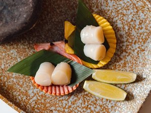 オレンジや黄色の天然カラーの緋扇貝。ホタテに似た甘さの肉厚な貝柱が特長でう