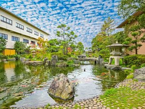回廊庭園|錦鯉が泳ぐ池では、餌やり体験をお楽しみいただけます。