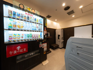 ■自動販売機(ソフトドリンクのみ):地下1階にございます。