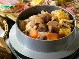 蓋を開けた瞬間に広がる芳醇な秋の香り「松茸釜飯」
