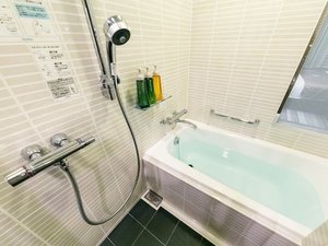 【全タイプ共通】大きめのバスタブと高機能シャワーを完備