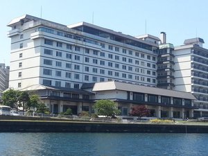 洞爺湖から見た湖畔亭外観。風の無い日には湖面に映る像も美しく楽しめます。
