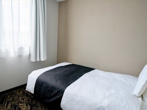 シングルのお部屋です。ベッド幅は120cmです。
