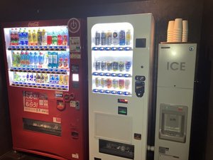 自動販売機は3・4・7・10階にございます。酒類の販売は3階のみです。