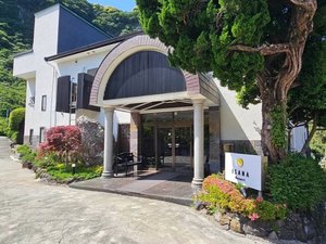 海と山に囲まれたISANA Resortのエントランス