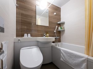 *モデレートダブルルーム:バス・トイレ完備で日々の疲れをリフレッシュいただけます<客室イメージ>