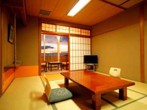 和室/お部屋の窓から海一望できます。
