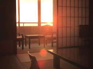お部屋からは海が一望、夕陽色に染まります。