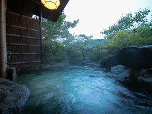 【1階露天風呂】男女ともに岩の露天風呂が併設されています。