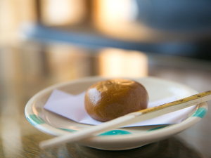 ご到着時のお菓子は、夏は冷たいものを、冬は温かいものをご用意しております。