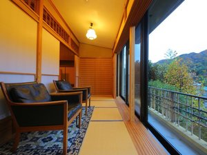 【特別室|A】広縁には、ラーセン、オーレ・ヴァンシャーなどの作家の名作椅子をご用意