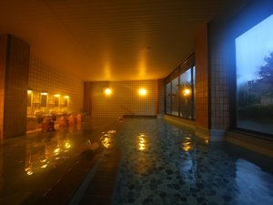 庭の彩りを眺めながら、静かに湯に浸かるひととき