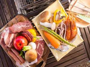 大自然に抱かれながら楽しむBBQ。やはり炭で焼くのが美味しい。生ビールと相性抜群。