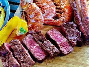 大自然に抱かれながら楽しむBBQ。やはり炭で焼くのが美味しい。生ビールと相性抜群。
