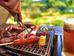 大自然に抱かれながら楽しむBBQ。やはり炭で焼くのが美味しい。生ビールと相性抜群。