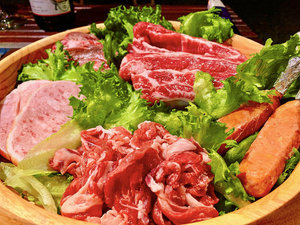 【夕食】お肉や海鮮、野菜など好み加減に焼いてお召し上がりください