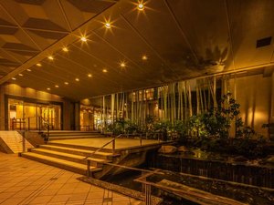 エントランスの竹林と飛天の滝