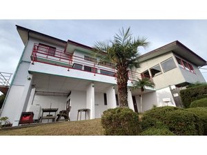 眼前に雄大な海を望める立地になっております♪全客室がオーシャンビュー!建物白と青い海のコントラスト◎