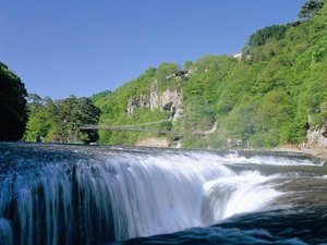 東洋のナイアガラとも呼ばれる吹割の滝。圧倒的な迫力と雄大な自然美を感じることができます。