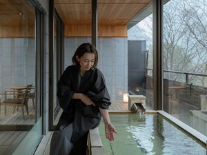 手のひらに伝わる名湯のやさしい温もり。人目を離れた客室露天風呂で、心まで満たされる静かな時間を。