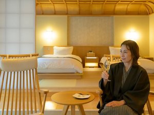 お部屋でいただくウェルカムドリンク。旅の始まりを静かに祝うひととき。