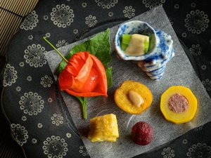 鬼灯寿司や山桃ワイン煮が彩る、目にも美しい夏の贅沢な一皿にフルーティな日本酒を合わせて