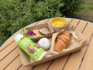 北海道・恵庭の恵みを贅沢に味わう特製朝食ボックスです。 ※季節により内容が異なる場合がございます。