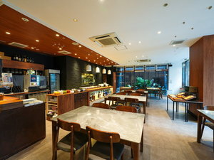 店内はご朝食をゆっくりお召し上がりいただける空間でございます。